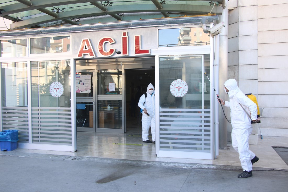 HALİLİYE BELEDİYESİ, PANDEMİ TEDBİRLERİNDE HASTANELERİ UNUTMADI