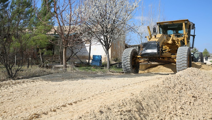 KARAKÖPRÜ KIRSALINDA YOLLAR YENİLENİYOR