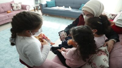 Cumhurbaşkanı Recep Tayyip Erdoğan’ın eşi Emine Erdoğan, sevgi evindeki çocukları ziyaret etti