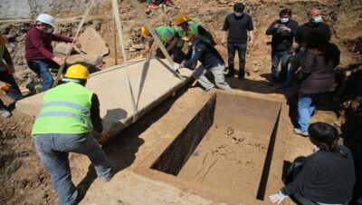 Kültür ve Turizm Bakanı Ersoy, 2 bin 400 yıllık lahit mezarın kapağını açtı