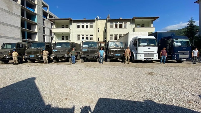 Afet Bölgesinde Jandarma, Vatandaşlarımızın Eşyalarını da Taşıyor