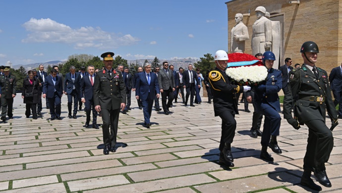 Мемлекет басшысы Қасым-Жомарт Тоқаев Ататүрік кесенесіне гүл шоғын қойды
