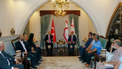 Cumhurbaşkanı Ersin Tatar, Sosyal Demokrasi Hareketi başkanı ve yönetim kurulu üyelerini kabul etti