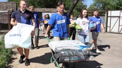 В Москве активисты «Молодой Гвардии Единой России» передали корм в приют для животных