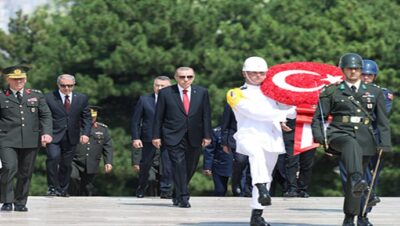 Cumhurbaşkanı Erdoğan, Yüksek Askerî Şûra üyeleriyle birlikte Anıtkabir’i ziyaret etti