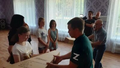 В Тюменской области «Единая Россия» подарила гитары детско-юношескому центру в ЛНР