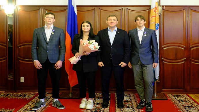 Андрей Турчак вручил медали за мужество в экстремальных ситуациях школьникам из Кировской области