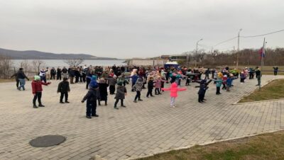 При поддержке «Единой России» провели массовую зарядку для школьников на острове Русский