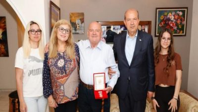 Cumhurbaşkanı Ersin Tatar, Dr. Münür Hüdaverdi’ye milli mücadele madalyası takdim etti