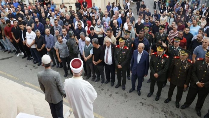 Cumhurbaşkanı Ersin Tatar, Lefke’nin sevilen simalarından olan, genç yaşta hayatını kaybeden Settar Genç’in cenaze törenine katıldı