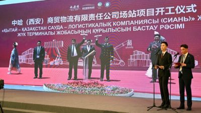 Devlet başkanı, Xi’an’ın kuru limanında Kazakistan’ın bir lojistik merkezi inşaatına başlama törenine katıldı.
