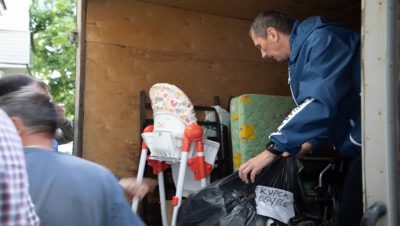 «Единая Россия» помогает эвакуированным жителям Белгородской области в регионах
