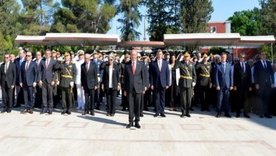 Cumhurbaşkanı Ersin Tatar, 30 Ağustos Zafer Bayramı kutlamaları dolayısıyla Lefkoşa Atatürk Anıtı’nda düzenlenen törene katıldı