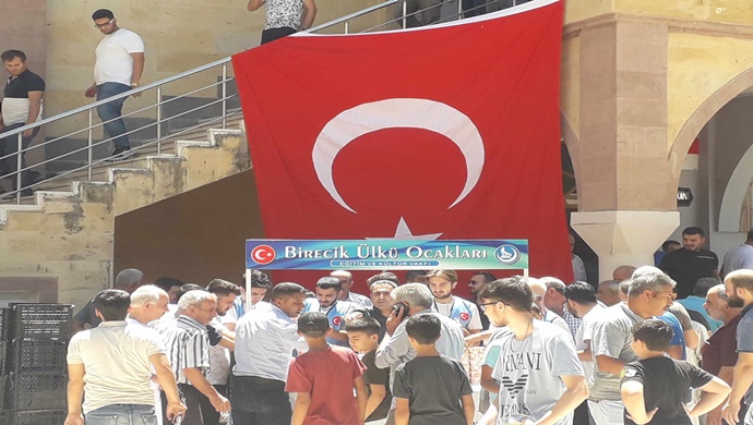 BİRECİK ÜLKÜ OCAKLARINDAN CUMA NAMAZI SONRASI AŞURE DAĞITIMI YAPILDI