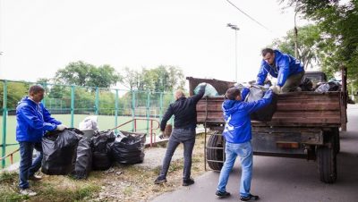 “Birleşik Rusya” Donetsk’teki stadyumun topraklarında bir temizlik günü düzenledi