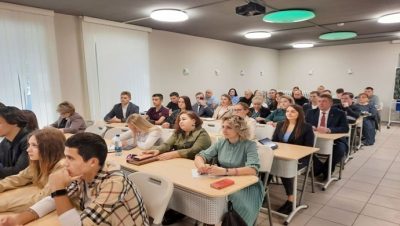 Birleşik Rusya, Surgut’ta öğrenciler için topluluk önünde konuşma konusunda bir ustalık sınıfı düzenledi