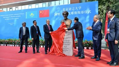 Devlet başkanı Farabi’nin Pekin’deki büstünün açılış törenine katıldı
