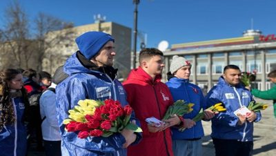 Birleşik Rusya’nın Genç Muhafızları 8 Mart’ta 12,5 binden fazla kadını tebrik etti