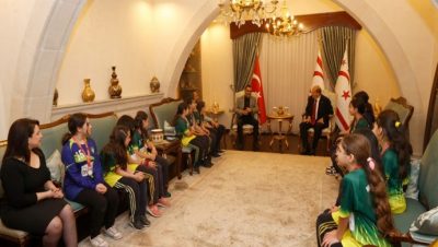Cumhurbaşkanı Ersin Tatar, Necati Taşkın İlkokulu Hentbol takımı, okul idaresi ve öğretmenlerini kabul etti