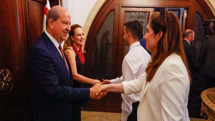 Cumhurbaşkanı Ersin Tatar ve eşi Sibel Tatar, Cumhurbaşkanlığı çalışanlarıyla bayramlaştı