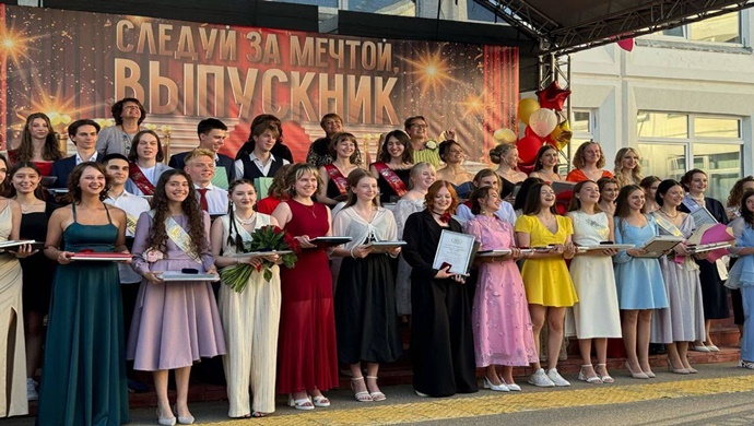 “Birleşik Rusya” bölgelerdeki çalışmalarında öne çıkan okul mezunlarını ödüllendirdi