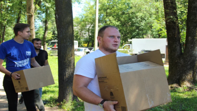 Birleşik Rusya’nın Genç Muhafızları Smolensk askeri hastanesine taze meyveler bağışladı