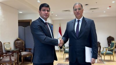 Mısır Dışişleri Bakan Yardımcısına Güven Belgelerinin bir örneğinin sunulması