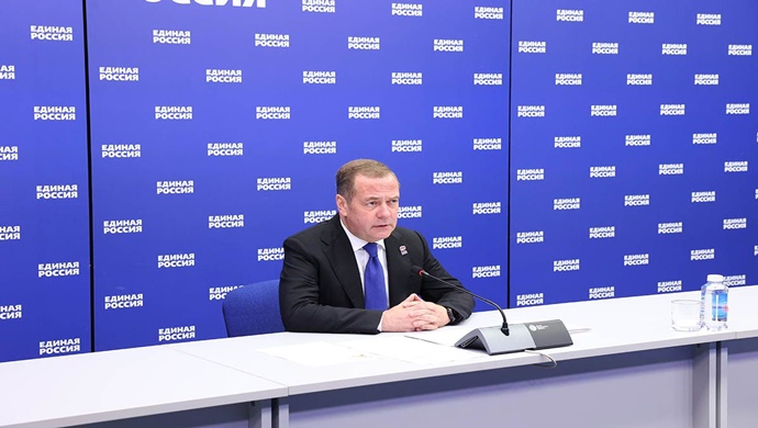 Дмитрий Медведев поручил разработать сервис подачи онлайн-заявлений о вступлении в «Единую Россию»